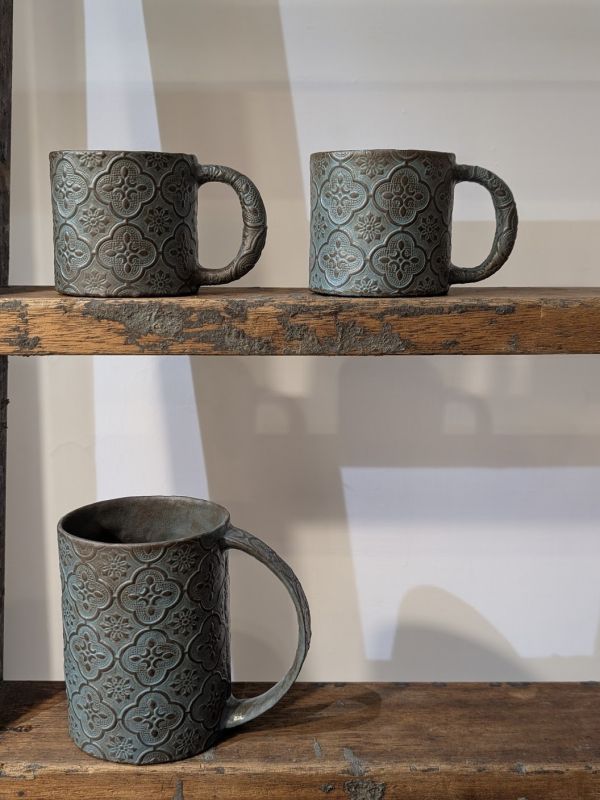 12/22(一) 海棠花紋器皿課 單堂陶藝體驗,師資為專業陶藝創作者,皆有數十年的製陶經驗,除了技術上的指導,課堂中也將分享陶瓷器的基礎知識,帶領您進入廣闊的手捏世界。這次安排了平日班與假日班,歡迎參加！