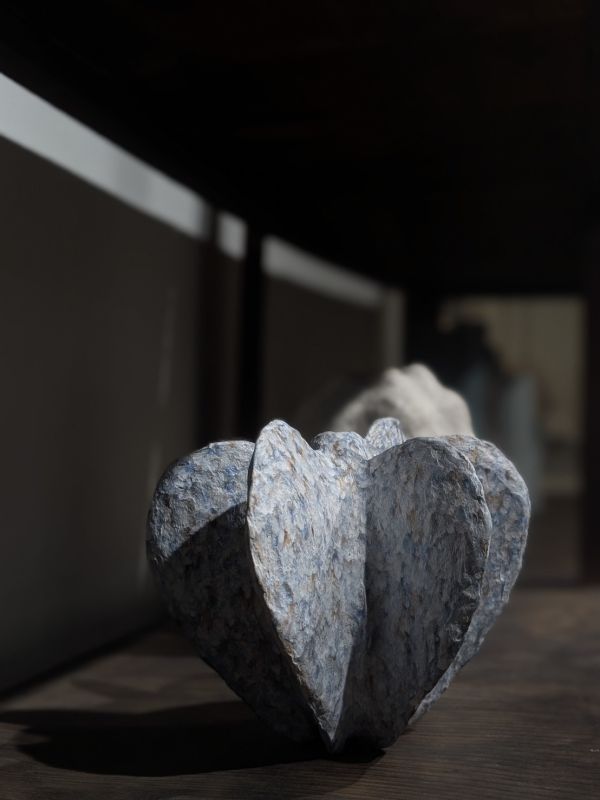 日青屾行 紙塑花器-1 落日酒矸系列》紙塑系列花器 作品

「酒矸倘賣嘸 酒矸倘賣嘸…… 」源自兒時記憶的歌曲,此系列花器都是以日常可得的玻璃瓶罐為基底,外觀搭配創作上擅長使用的材料「紙漿」塑造,強化本身的實用性,也強調材料本身的再生性。

外型上參照植物或是有機體去變形,也不全然都是自行塑造出來,有時也依附瓶罐本身的造型下去做變化,因此每一隻花器本身都略有不同,也享受這種很隨機性的創作過程。顏色表現上喜歡不飽和