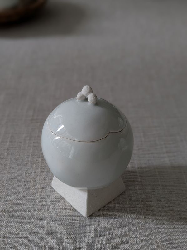 張慢 球型無香蠟燭罐 作品多藉由輕柔小心的動作產生指向,在日常感知中搜尋相關記憶,以拆解與重組細微視角,梳理自然及現成物的輪廓與痕跡,讓他們變得輕盈自在、中性,保有更多空間自我詮釋。陶瓷僅是創作的媒材之一,無需限制於實用與非實用、工藝與藝術之間,作品的形成,即是我記錄生活的習慣與方式,人的記憶有限,瞬間記憶更是容易消散,我想將如同視覺暫留的種種,保留在生活當中。