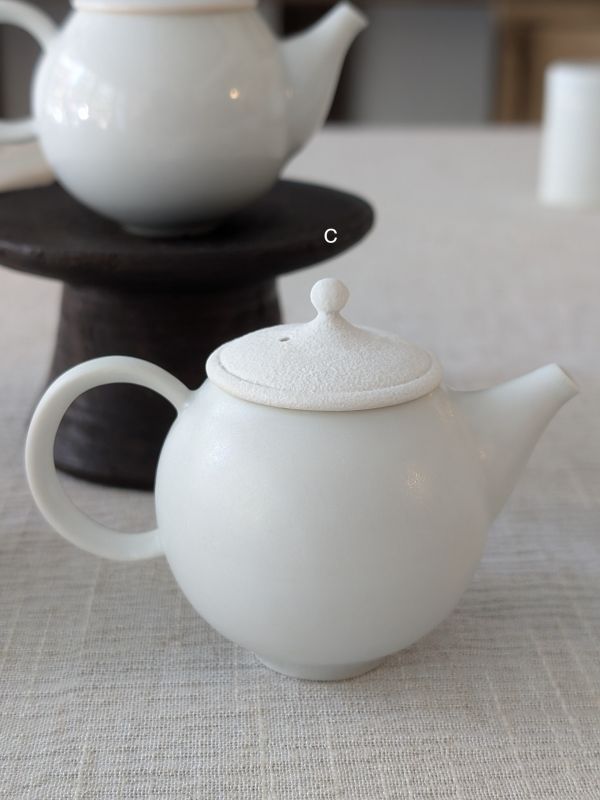 張慢 青瓷茶壺 作品多藉由輕柔小心的動作產生指向,在日常感知中搜尋相關記憶,以拆解與重組細微視角,梳理自然及現成物的輪廓與痕跡,讓他們變得輕盈自在、中性,保有更多空間自我詮釋。陶瓷僅是創作的媒材之一,無需限制於實用與非實用、工藝與藝術之間,作品的形成,即是我記錄生活的習慣與方式,人的記憶有限,瞬間記憶更是容易消散,我想將如同視覺暫留的種種,保留在生活當中。