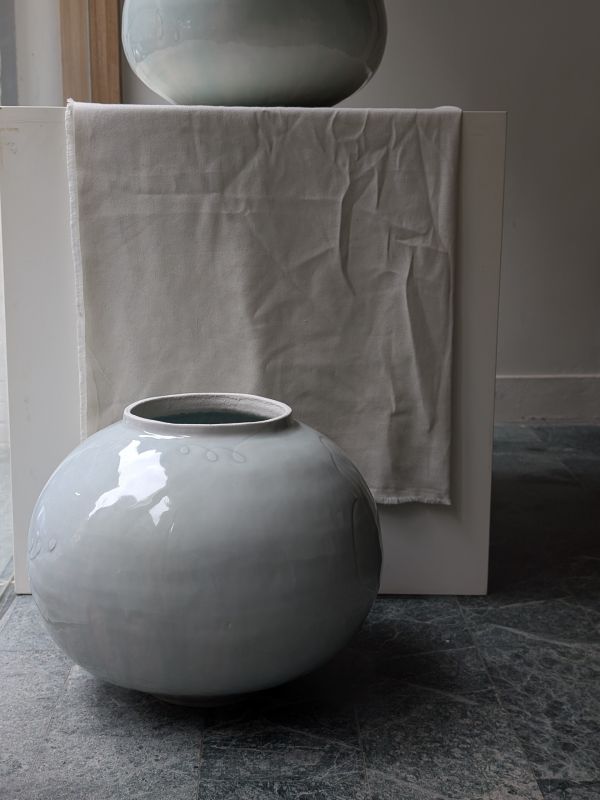 張慢 青瓷大花器 作品多藉由輕柔小心的動作產生指向,在日常感知中搜尋相關記憶,以拆解與重組細微視角,梳理自然及現成物的輪廓與痕跡,讓他們變得輕盈自在、中性,保有更多空間自我詮釋。陶瓷僅是創作的媒材之一,無需限制於實用與非實用、工藝與藝術之間,作品的形成,即是我記錄生活的習慣與方式,人的記憶有限,瞬間記憶更是容易消散,我想將如同視覺暫留的種種,保留在生活當中。