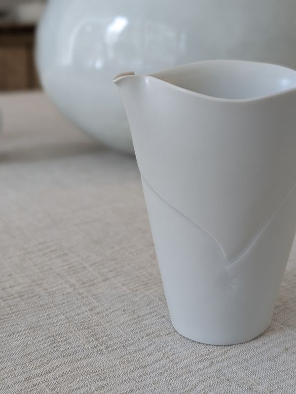 張慢 青白瓷茶海 作品多藉由輕柔小心的動作產生指向,在日常感知中搜尋相關記憶,以拆解與重組細微視角,梳理自然及現成物的輪廓與痕跡,讓他們變得輕盈自在、中性,保有更多空間自我詮釋。陶瓷僅是創作的媒材之一,無需限制於實用與非實用、工藝與藝術之間,作品的形成,即是我記錄生活的習慣與方式,人的記憶有限,瞬間記憶更是容易消散,我想將如同視覺暫留的種種,保留在生活當中。