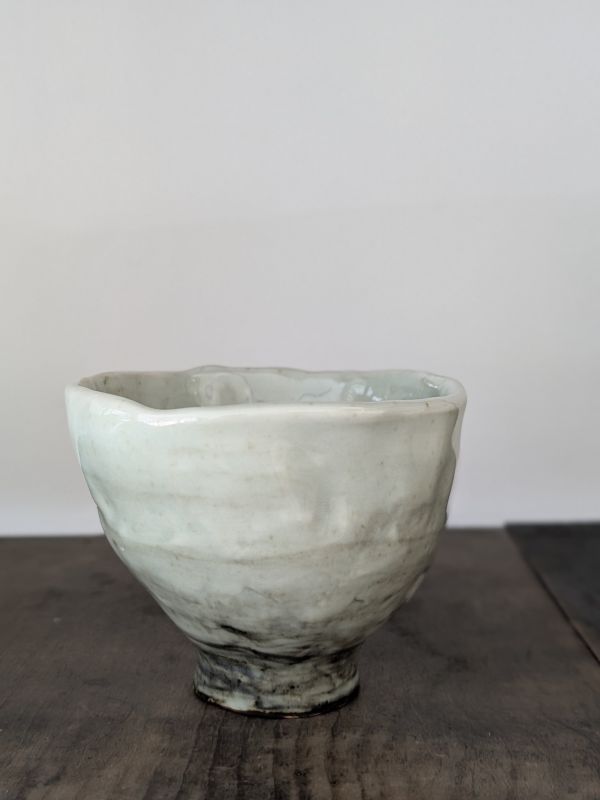 吳慧芳 ｜水墨線條 茶碗/水方-2 《形式之外 Beyond Form》｜吳慧芳 個展
 
當器物不再服膺傳統形式,
創作的秩序,是否能從土裡自由生長？
來自苗栗、深耕陶藝十五年的創作者吳慧芳,長年研習絞胎技法與釉色配製,於火與土之間累積數百次窯燒經驗。此次個展,她選擇放下過往熟悉的節奏與邏輯,以全新釉色與形式語彙,展開一次更靠近內在感知的創作轉身。