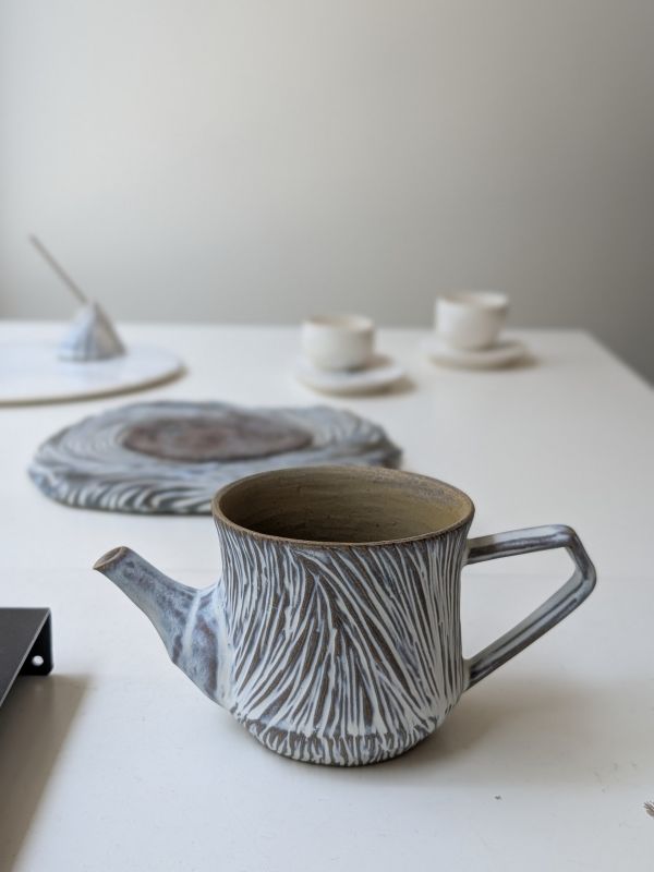 吳慧芳 ｜線條悠哉壺 《形式之外 Beyond Form》｜吳慧芳 個展
 
當器物不再服膺傳統形式,
創作的秩序,是否能從土裡自由生長？
來自苗栗、深耕陶藝十五年的創作者吳慧芳,長年研習絞胎技法與釉色配製,於火與土之間累積數百次窯燒經驗。此次個展,她選擇放下過往熟悉的節奏與邏輯,以全新釉色與形式語彙,展開一次更靠近內在感知的創作轉身。