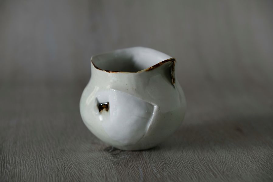 吳慧芳 ｜幾何折角 茶碗/水方 《形式之外 Beyond Form》｜吳慧芳 個展
 
當器物不再服膺傳統形式,
創作的秩序,是否能從土裡自由生長？
來自苗栗、深耕陶藝十五年的創作者吳慧芳,長年研習絞胎技法與釉色配製,於火與土之間累積數百次窯燒經驗。此次個展,她選擇放下過往熟悉的節奏與邏輯,以全新釉色與形式語彙,展開一次更靠近內在感知的創作轉身。