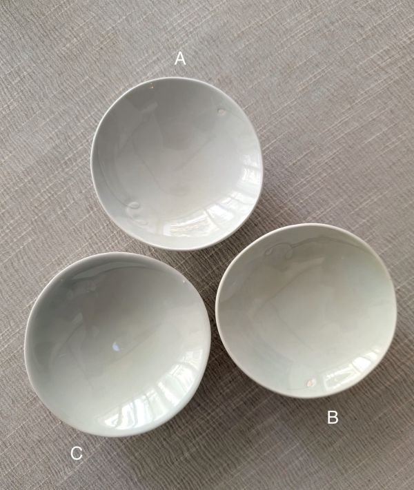 張慢 青瓷方足高台(亮光) 作品多藉由輕柔小心的動作產生指向,在日常感知中搜尋相關記憶,以拆解與重組細微視角,梳理自然及現成物的輪廓與痕跡,讓他們變得輕盈自在、中性,保有更多空間自我詮釋。陶瓷僅是創作的媒材之一,無需限制於實用與非實用、工藝與藝術之間,作品的形成,即是我記錄生活的習慣與方式,人的記憶有限,瞬間記憶更是容易消散,我想將如同視覺暫留的種種,保留在生活當中。