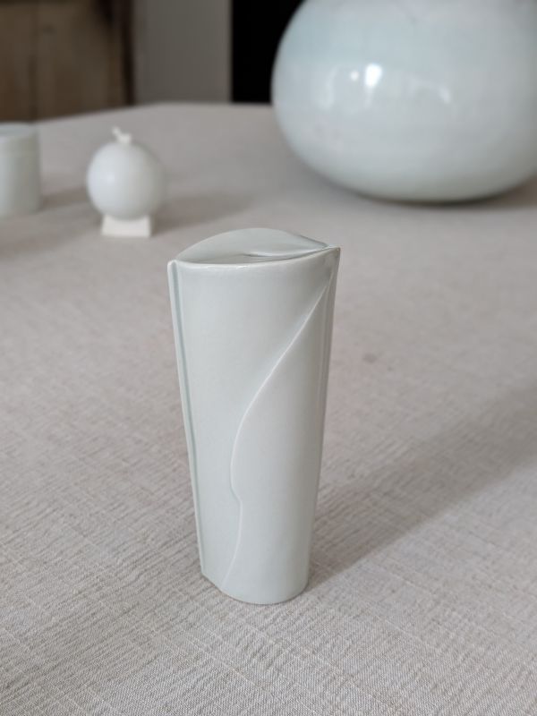 張慢 龍泉火鶴花器(中) 作品多藉由輕柔小心的動作產生指向,在日常感知中搜尋相關記憶,以拆解與重組細微視角,梳理自然及現成物的輪廓與痕跡,讓他們變得輕盈自在、中性,保有更多空間自我詮釋。陶瓷僅是創作的媒材之一,無需限制於實用與非實用、工藝與藝術之間,作品的形成,即是我記錄生活的習慣與方式,人的記憶有限,瞬間記憶更是容易消散,我想將如同視覺暫留的種種,保留在生活當中。