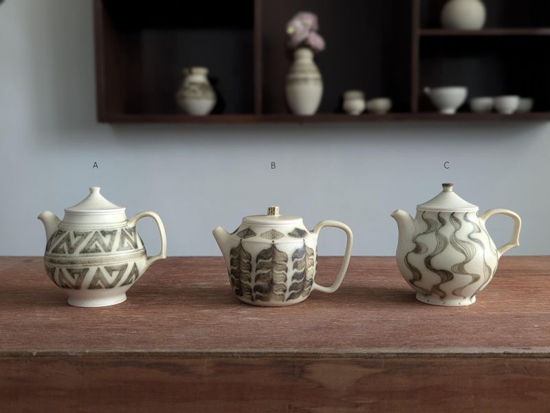 燻 陶 漫 行 ｜彩繪提把壺 陶藝 陶土 手工器皿 豬口杯 陶器 家飾 藝術 雕塑 茶壺 茶具 鶯歌 咖啡杯
花器 缽