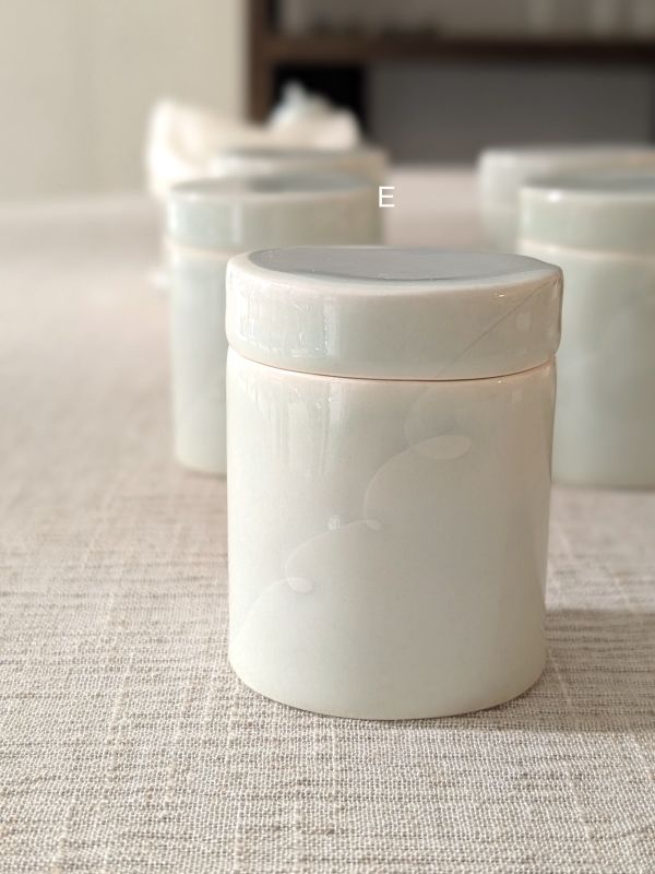 張慢 橢圓青瓷茶倉(亮光) 作品多藉由輕柔小心的動作產生指向,在日常感知中搜尋相關記憶,以拆解與重組細微視角,梳理自然及現成物的輪廓與痕跡,讓他們變得輕盈自在、中性,保有更多空間自我詮釋。陶瓷僅是創作的媒材之一,無需限制於實用與非實用、工藝與藝術之間,作品的形成,即是我記錄生活的習慣與方式,人的記憶有限,瞬間記憶更是容易消散,我想將如同視覺暫留的種種,保留在生活當中。