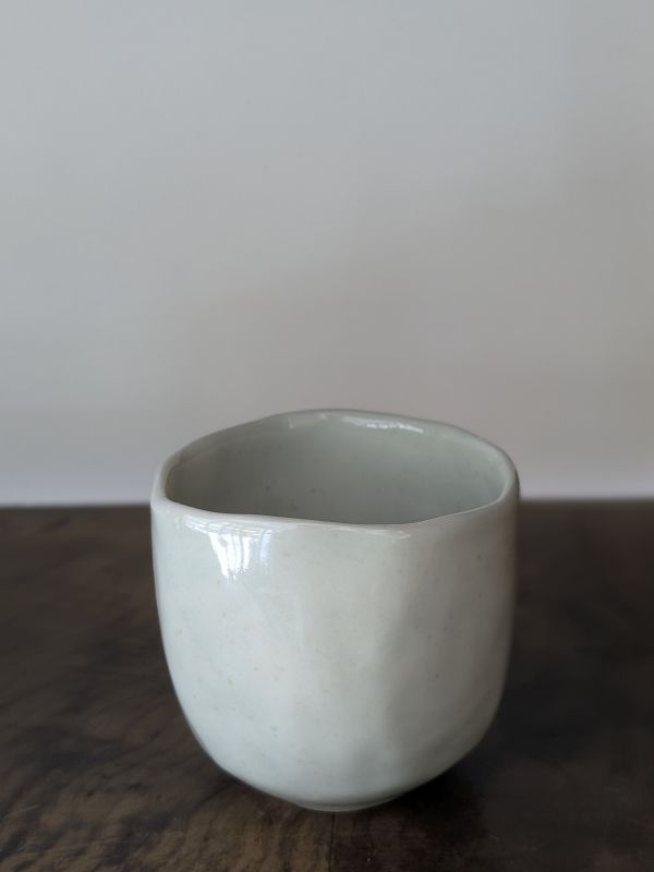 吳慧芳 ｜青葡萄 握杯 《形式之外 Beyond Form》｜吳慧芳 個展
 
當器物不再服膺傳統形式,
創作的秩序,是否能從土裡自由生長？
來自苗栗、深耕陶藝十五年的創作者吳慧芳,長年研習絞胎技法與釉色配製,於火與土之間累積數百次窯燒經驗。此次個展,她選擇放下過往熟悉的節奏與邏輯,以全新釉色與形式語彙,展開一次更靠近內在感知的創作轉身。