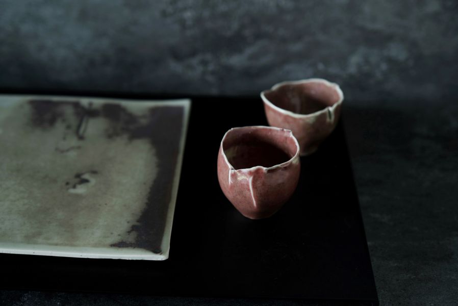 形式之外 Beyond Form 吳慧芳 個展 《形式之外 Beyond Form》｜吳慧芳 個展
 
當器物不再服膺傳統形式,
創作的秩序,是否能從土裡自由生長？
來自苗栗、深耕陶藝十五年的創作者吳慧芳,長年研習絞胎技法與釉色配製,於火與土之間累積數百次窯燒經驗。此次個展,她選擇放下過往熟悉的節奏與邏輯,以全新釉色與形式語彙,展開一次更靠近內在感知的創作轉身。