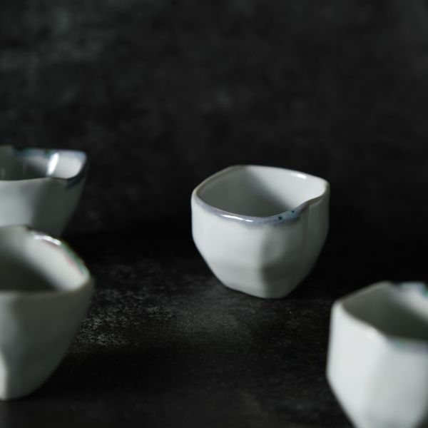 形式之外 Beyond Form 吳慧芳 個展 《形式之外 Beyond Form》｜吳慧芳 個展
 
當器物不再服膺傳統形式,
創作的秩序,是否能從土裡自由生長？
來自苗栗、深耕陶藝十五年的創作者吳慧芳,長年研習絞胎技法與釉色配製,於火與土之間累積數百次窯燒經驗。此次個展,她選擇放下過往熟悉的節奏與邏輯,以全新釉色與形式語彙,展開一次更靠近內在感知的創作轉身。