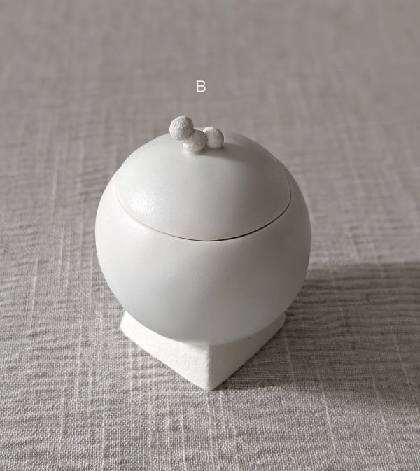 張慢 球型青白瓷茶倉(啞光) 作品多藉由輕柔小心的動作產生指向,在日常感知中搜尋相關記憶,以拆解與重組細微視角,梳理自然及現成物的輪廓與痕跡,讓他們變得輕盈自在、中性,保有更多空間自我詮釋。陶瓷僅是創作的媒材之一,無需限制於實用與非實用、工藝與藝術之間,作品的形成,即是我記錄生活的習慣與方式,人的記憶有限,瞬間記憶更是容易消散,我想將如同視覺暫留的種種,保留在生活當中。