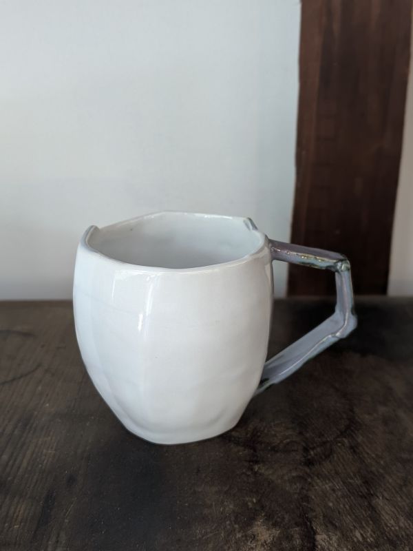 吳慧芳 ｜紫邊飾 把杯 《形式之外 Beyond Form》｜吳慧芳 個展
 
當器物不再服膺傳統形式,
創作的秩序,是否能從土裡自由生長？
來自苗栗、深耕陶藝十五年的創作者吳慧芳,長年研習絞胎技法與釉色配製,於火與土之間累積數百次窯燒經驗。此次個展,她選擇放下過往熟悉的節奏與邏輯,以全新釉色與形式語彙,展開一次更靠近內在感知的創作轉身。