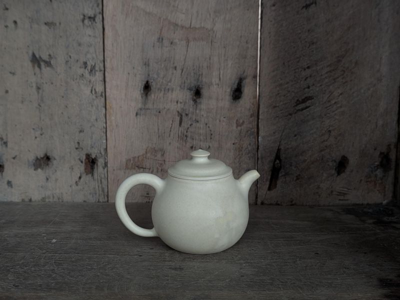 燻 陶 漫 行 ｜壺9 陶藝 陶土 手工器皿 豬口杯 陶器 家飾 藝術 雕塑 茶壺 茶具 鶯歌 咖啡杯
花器 缽 側把壺 豆皿 盤缽 片口