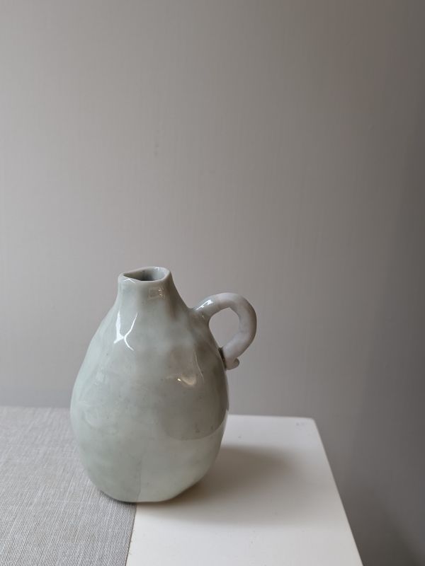吳慧芳 ｜胖花器系列 《形式之外 Beyond Form》｜吳慧芳 個展
 
當器物不再服膺傳統形式,
創作的秩序,是否能從土裡自由生長？
來自苗栗、深耕陶藝十五年的創作者吳慧芳,長年研習絞胎技法與釉色配製,於火與土之間累積數百次窯燒經驗。此次個展,她選擇放下過往熟悉的節奏與邏輯,以全新釉色與形式語彙,展開一次更靠近內在感知的創作轉身。