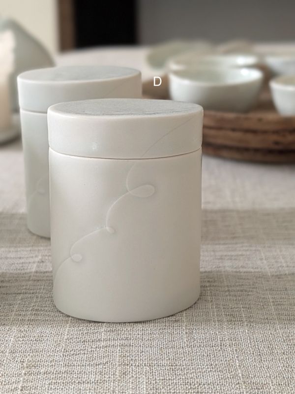 張慢 橢圓青白瓷茶倉(啞光) 作品多藉由輕柔小心的動作產生指向,在日常感知中搜尋相關記憶,以拆解與重組細微視角,梳理自然及現成物的輪廓與痕跡,讓他們變得輕盈自在、中性,保有更多空間自我詮釋。陶瓷僅是創作的媒材之一,無需限制於實用與非實用、工藝與藝術之間,作品的形成,即是我記錄生活的習慣與方式,人的記憶有限,瞬間記憶更是容易消散,我想將如同視覺暫留的種種,保留在生活當中。