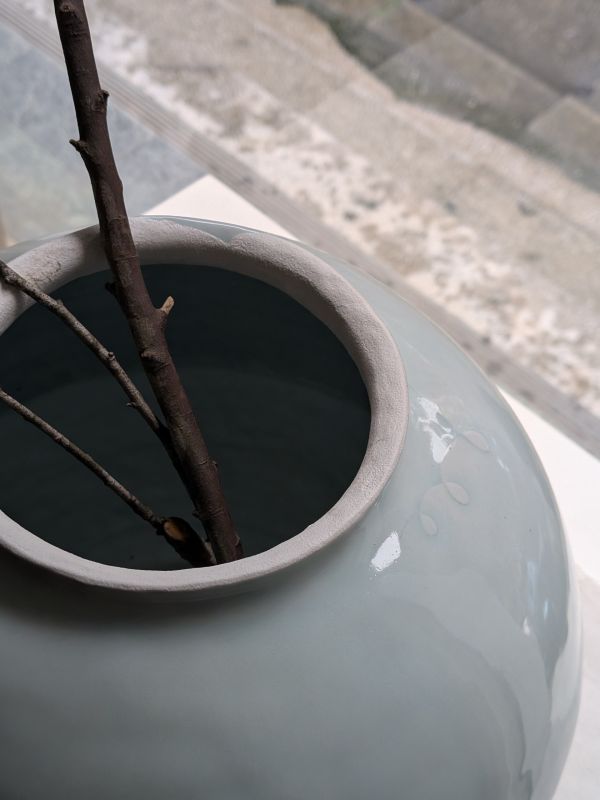 張慢 青瓷大花器 作品多藉由輕柔小心的動作產生指向,在日常感知中搜尋相關記憶,以拆解與重組細微視角,梳理自然及現成物的輪廓與痕跡,讓他們變得輕盈自在、中性,保有更多空間自我詮釋。陶瓷僅是創作的媒材之一,無需限制於實用與非實用、工藝與藝術之間,作品的形成,即是我記錄生活的習慣與方式,人的記憶有限,瞬間記憶更是容易消散,我想將如同視覺暫留的種種,保留在生活當中。