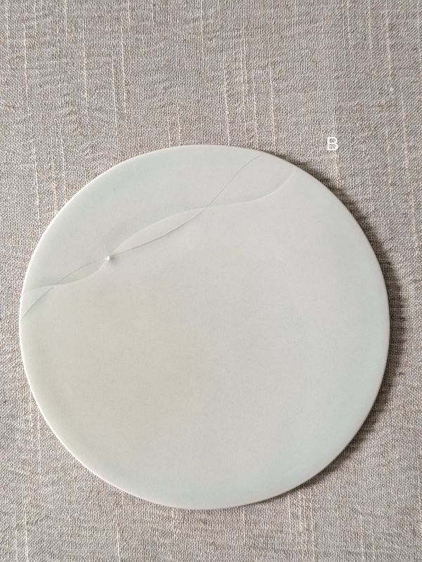 張慢 青瓷平皿 作品多藉由輕柔小心的動作產生指向,在日常感知中搜尋相關記憶,以拆解與重組細微視角,梳理自然及現成物的輪廓與痕跡,讓他們變得輕盈自在、中性,保有更多空間自我詮釋。陶瓷僅是創作的媒材之一,無需限制於實用與非實用、工藝與藝術之間,作品的形成,即是我記錄生活的習慣與方式,人的記憶有限,瞬間記憶更是容易消散,我想將如同視覺暫留的種種,保留在生活當中。