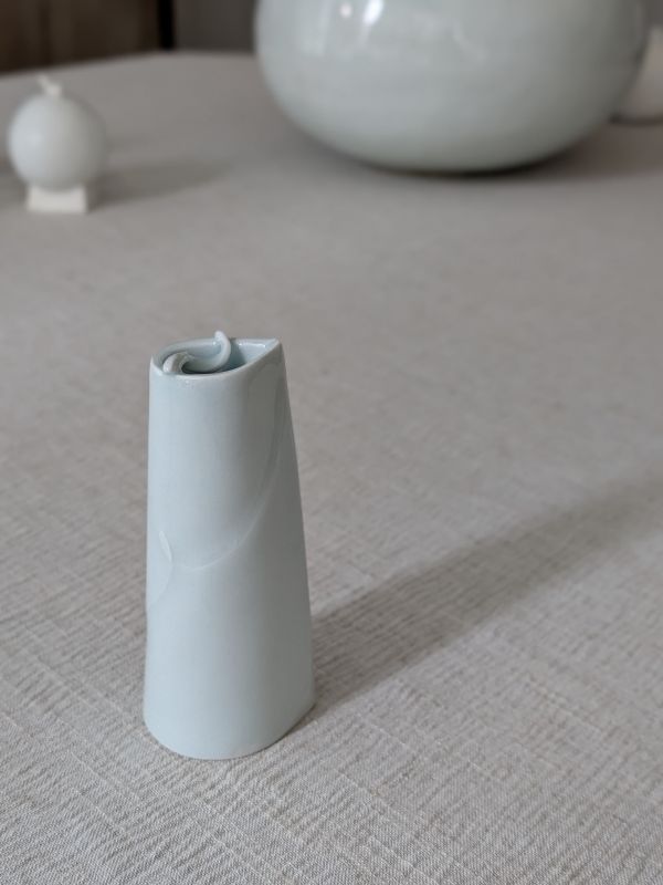張慢 火鶴花器(小) 作品多藉由輕柔小心的動作產生指向,在日常感知中搜尋相關記憶,以拆解與重組細微視角,梳理自然及現成物的輪廓與痕跡,讓他們變得輕盈自在、中性,保有更多空間自我詮釋。陶瓷僅是創作的媒材之一,無需限制於實用與非實用、工藝與藝術之間,作品的形成,即是我記錄生活的習慣與方式,人的記憶有限,瞬間記憶更是容易消散,我想將如同視覺暫留的種種,保留在生活當中。