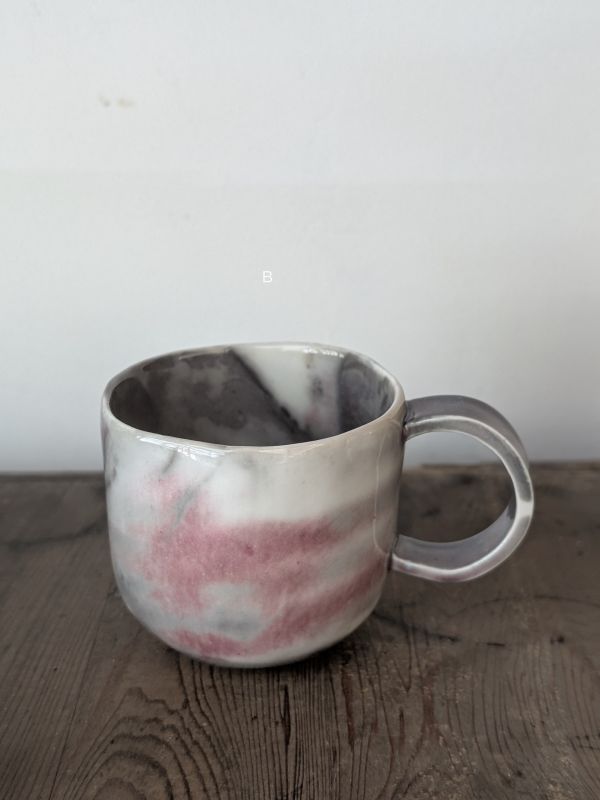 吳慧芳 ｜水墨意象把杯 《形式之外 Beyond Form》｜吳慧芳 個展
 
當器物不再服膺傳統形式,
創作的秩序,是否能從土裡自由生長？
來自苗栗、深耕陶藝十五年的創作者吳慧芳,長年研習絞胎技法與釉色配製,於火與土之間累積數百次窯燒經驗。此次個展,她選擇放下過往熟悉的節奏與邏輯,以全新釉色與形式語彙,展開一次更靠近內在感知的創作轉身。