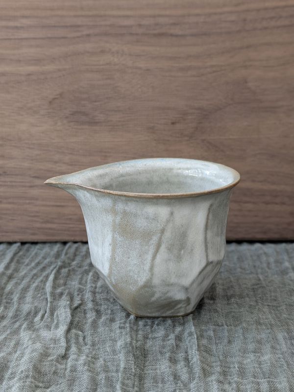 吳慧芳 ｜切面灰 茶海 《形式之外 Beyond Form》｜吳慧芳 個展
 
當器物不再服膺傳統形式,
創作的秩序,是否能從土裡自由生長？
來自苗栗、深耕陶藝十五年的創作者吳慧芳,長年研習絞胎技法與釉色配製,於火與土之間累積數百次窯燒經驗。此次個展,她選擇放下過往熟悉的節奏與邏輯,以全新釉色與形式語彙,展開一次更靠近內在感知的創作轉身。
