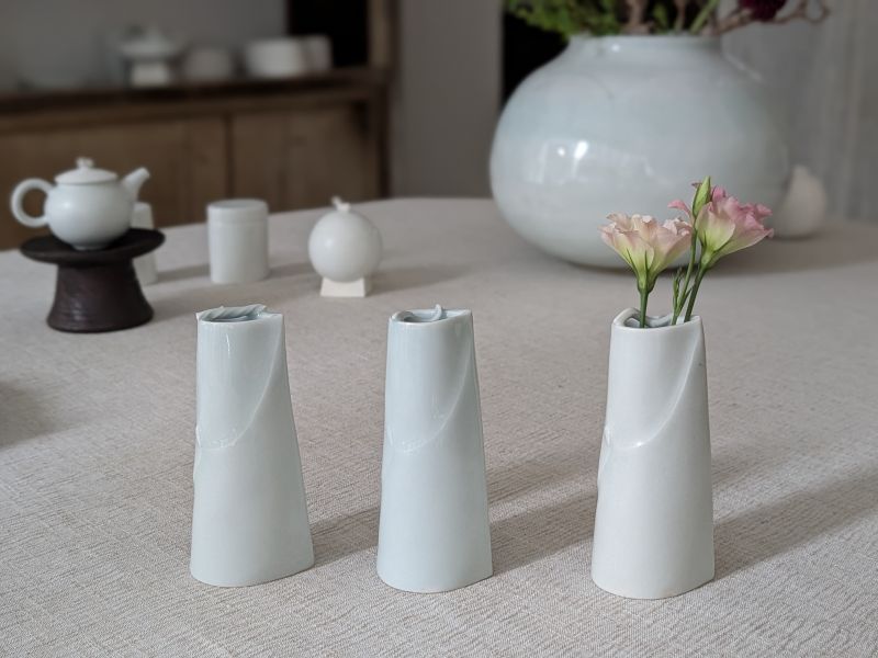 張慢 火鶴花器(小) 作品多藉由輕柔小心的動作產生指向,在日常感知中搜尋相關記憶,以拆解與重組細微視角,梳理自然及現成物的輪廓與痕跡,讓他們變得輕盈自在、中性,保有更多空間自我詮釋。陶瓷僅是創作的媒材之一,無需限制於實用與非實用、工藝與藝術之間,作品的形成,即是我記錄生活的習慣與方式,人的記憶有限,瞬間記憶更是容易消散,我想將如同視覺暫留的種種,保留在生活當中。