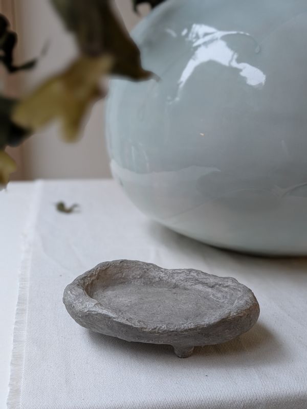 日青屾行 紙塑三腳小碟 落日酒矸系列》紙塑系列花器 作品

「酒矸倘賣嘸 酒矸倘賣嘸…… 」源自兒時記憶的歌曲,此系列花器都是以日常可得的玻璃瓶罐為基底,外觀搭配創作上擅長使用的材料「紙漿」塑造,強化本身的實用性,也強調材料本身的再生性。

外型上參照植物或是有機體去變形,也不全然都是自行塑造出來,有時也依附瓶罐本身的造型下去做變化,因此每一隻花器本身都略有不同,也享受這種很隨機性的創作過程。顏色表現上喜歡不飽和