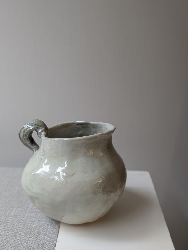 吳慧芳 ｜胖花器系列 《形式之外 Beyond Form》｜吳慧芳 個展
 
當器物不再服膺傳統形式,
創作的秩序,是否能從土裡自由生長？
來自苗栗、深耕陶藝十五年的創作者吳慧芳,長年研習絞胎技法與釉色配製,於火與土之間累積數百次窯燒經驗。此次個展,她選擇放下過往熟悉的節奏與邏輯,以全新釉色與形式語彙,展開一次更靠近內在感知的創作轉身。