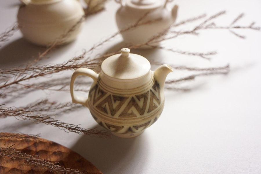 燻 陶 漫 行 ｜陳彥信 個展 4.11~5.2 陶藝 陶土 手工器皿 傷痕 療癒 自我療癒 陶器 家飾 藝術 雕塑 茶壺 茶具 鶯歌