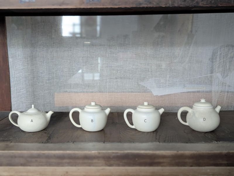 燻 陶 漫 行 ｜壺3 陶藝 陶土 手工器皿 豬口杯 陶器 家飾 藝術 雕塑 茶壺 茶具 鶯歌 咖啡杯
花器 缽 側把壺 豆皿 盤缽 片口