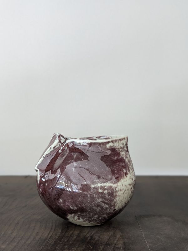 吳慧芳 ｜銅釉紅 水方/花器 《形式之外 Beyond Form》｜吳慧芳 個展
 
當器物不再服膺傳統形式,
創作的秩序,是否能從土裡自由生長？
來自苗栗、深耕陶藝十五年的創作者吳慧芳,長年研習絞胎技法與釉色配製,於火與土之間累積數百次窯燒經驗。此次個展,她選擇放下過往熟悉的節奏與邏輯,以全新釉色與形式語彙,展開一次更靠近內在感知的創作轉身。