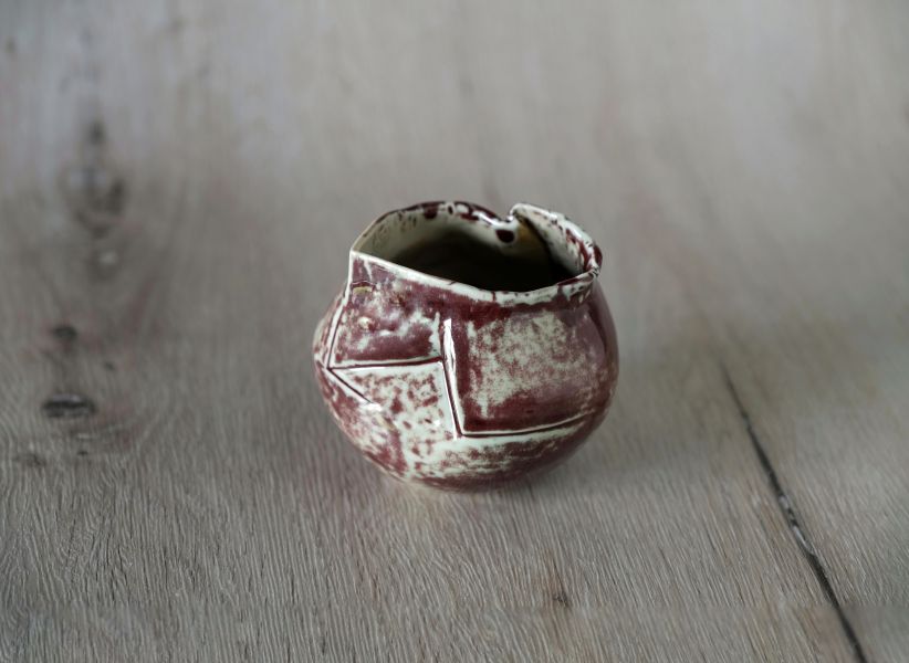 吳慧芳 ｜銅釉紅 水方/花器 《形式之外 Beyond Form》｜吳慧芳 個展
 
當器物不再服膺傳統形式,
創作的秩序,是否能從土裡自由生長？
來自苗栗、深耕陶藝十五年的創作者吳慧芳,長年研習絞胎技法與釉色配製,於火與土之間累積數百次窯燒經驗。此次個展,她選擇放下過往熟悉的節奏與邏輯,以全新釉色與形式語彙,展開一次更靠近內在感知的創作轉身。