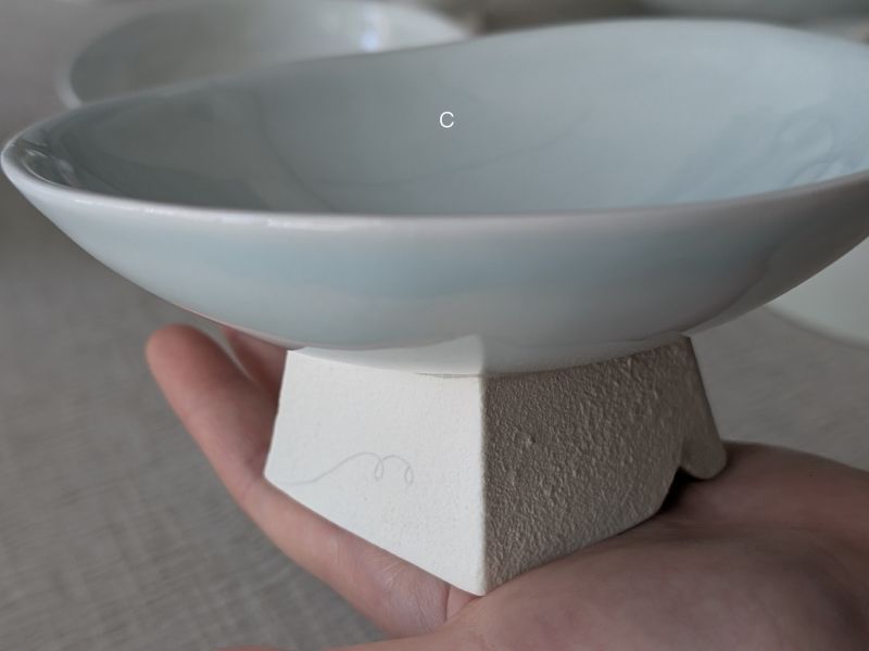 張慢 青瓷方足高台(亮光) 作品多藉由輕柔小心的動作產生指向,在日常感知中搜尋相關記憶,以拆解與重組細微視角,梳理自然及現成物的輪廓與痕跡,讓他們變得輕盈自在、中性,保有更多空間自我詮釋。陶瓷僅是創作的媒材之一,無需限制於實用與非實用、工藝與藝術之間,作品的形成,即是我記錄生活的習慣與方式,人的記憶有限,瞬間記憶更是容易消散,我想將如同視覺暫留的種種,保留在生活當中。