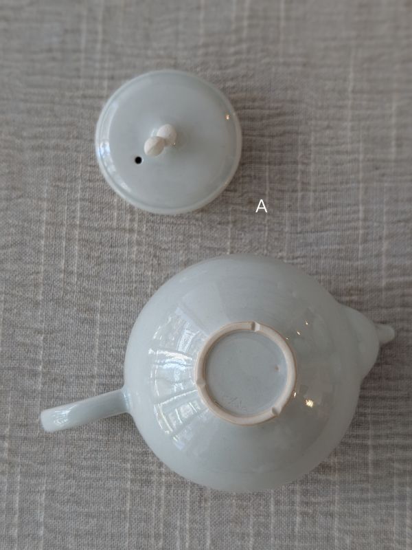 張慢 青瓷茶壺 作品多藉由輕柔小心的動作產生指向,在日常感知中搜尋相關記憶,以拆解與重組細微視角,梳理自然及現成物的輪廓與痕跡,讓他們變得輕盈自在、中性,保有更多空間自我詮釋。陶瓷僅是創作的媒材之一,無需限制於實用與非實用、工藝與藝術之間,作品的形成,即是我記錄生活的習慣與方式,人的記憶有限,瞬間記憶更是容易消散,我想將如同視覺暫留的種種,保留在生活當中。