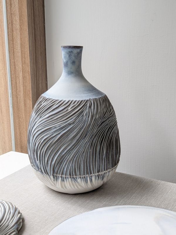 吳慧芳 ｜刻紋大花瓶 《形式之外 Beyond Form》｜吳慧芳 個展
 
當器物不再服膺傳統形式,
創作的秩序,是否能從土裡自由生長？
來自苗栗、深耕陶藝十五年的創作者吳慧芳,長年研習絞胎技法與釉色配製,於火與土之間累積數百次窯燒經驗。此次個展,她選擇放下過往熟悉的節奏與邏輯,以全新釉色與形式語彙,展開一次更靠近內在感知的創作轉身。