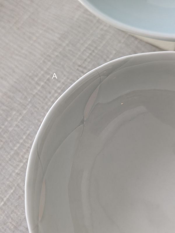 張慢 青瓷方足高台(亮光) 作品多藉由輕柔小心的動作產生指向,在日常感知中搜尋相關記憶,以拆解與重組細微視角,梳理自然及現成物的輪廓與痕跡,讓他們變得輕盈自在、中性,保有更多空間自我詮釋。陶瓷僅是創作的媒材之一,無需限制於實用與非實用、工藝與藝術之間,作品的形成,即是我記錄生活的習慣與方式,人的記憶有限,瞬間記憶更是容易消散,我想將如同視覺暫留的種種,保留在生活當中。