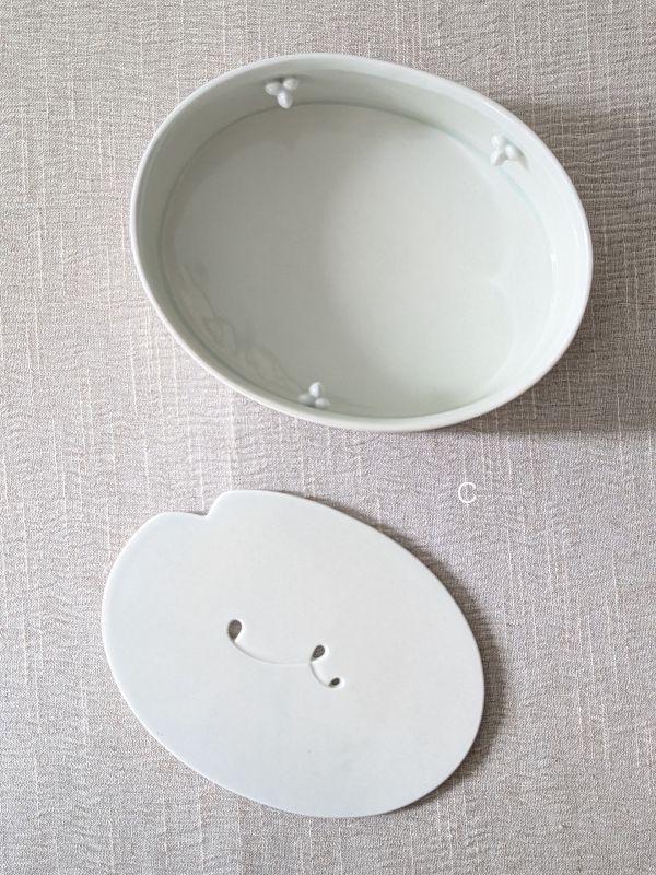 張慢 橢圓青瓷壺承/杯承 作品多藉由輕柔小心的動作產生指向,在日常感知中搜尋相關記憶,以拆解與重組細微視角,梳理自然及現成物的輪廓與痕跡,讓他們變得輕盈自在、中性,保有更多空間自我詮釋。陶瓷僅是創作的媒材之一,無需限制於實用與非實用、工藝與藝術之間,作品的形成,即是我記錄生活的習慣與方式,人的記憶有限,瞬間記憶更是容易消散,我想將如同視覺暫留的種種,保留在生活當中。