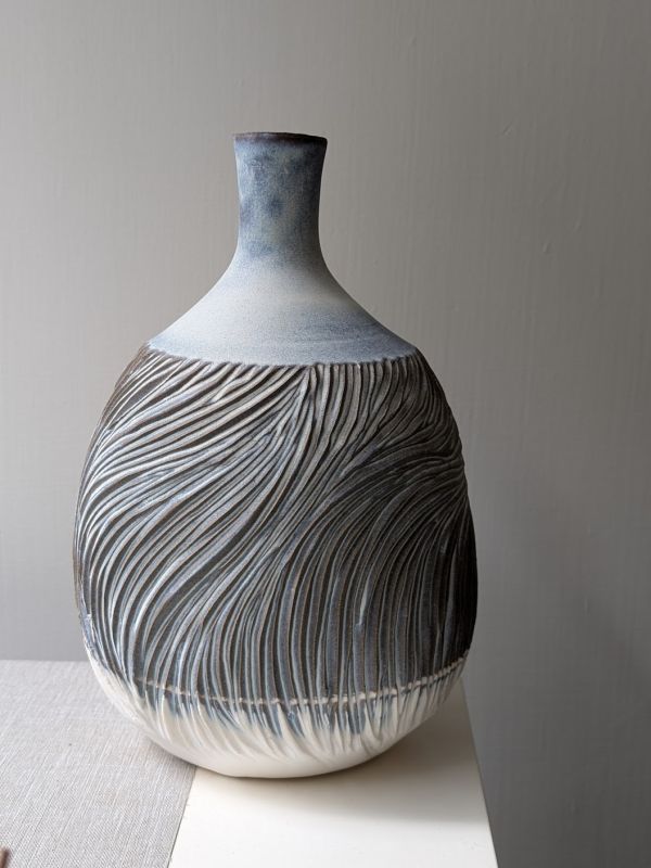吳慧芳 ｜刻紋大花瓶 《形式之外 Beyond Form》｜吳慧芳 個展
 
當器物不再服膺傳統形式,
創作的秩序,是否能從土裡自由生長？
來自苗栗、深耕陶藝十五年的創作者吳慧芳,長年研習絞胎技法與釉色配製,於火與土之間累積數百次窯燒經驗。此次個展,她選擇放下過往熟悉的節奏與邏輯,以全新釉色與形式語彙,展開一次更靠近內在感知的創作轉身。