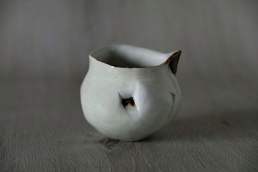 吳慧芳 ｜幾何折角 茶碗/水方 《形式之外 Beyond Form》｜吳慧芳 個展
 
當器物不再服膺傳統形式,
創作的秩序,是否能從土裡自由生長？
來自苗栗、深耕陶藝十五年的創作者吳慧芳,長年研習絞胎技法與釉色配製,於火與土之間累積數百次窯燒經驗。此次個展,她選擇放下過往熟悉的節奏與邏輯,以全新釉色與形式語彙,展開一次更靠近內在感知的創作轉身。