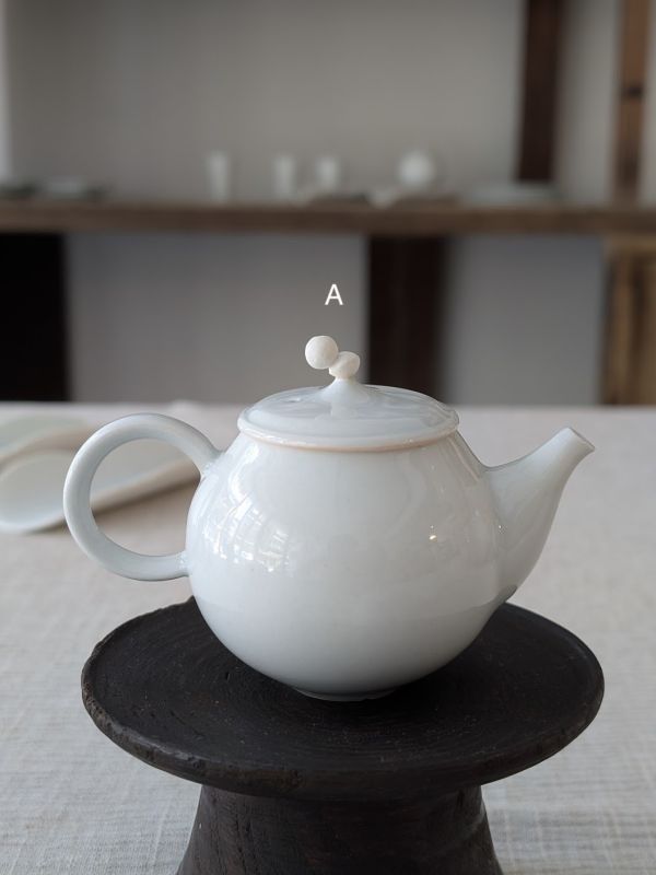張慢 青瓷茶壺 作品多藉由輕柔小心的動作產生指向,在日常感知中搜尋相關記憶,以拆解與重組細微視角,梳理自然及現成物的輪廓與痕跡,讓他們變得輕盈自在、中性,保有更多空間自我詮釋。陶瓷僅是創作的媒材之一,無需限制於實用與非實用、工藝與藝術之間,作品的形成,即是我記錄生活的習慣與方式,人的記憶有限,瞬間記憶更是容易消散,我想將如同視覺暫留的種種,保留在生活當中。