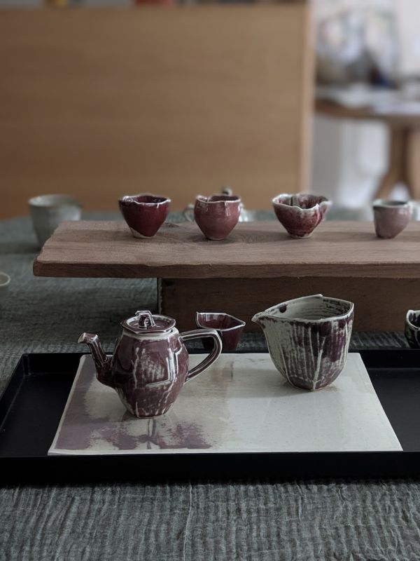 吳慧芳 ｜銅釉紅 茶海 《形式之外 Beyond Form》｜吳慧芳 個展
 
當器物不再服膺傳統形式,
創作的秩序,是否能從土裡自由生長？
來自苗栗、深耕陶藝十五年的創作者吳慧芳,長年研習絞胎技法與釉色配製,於火與土之間累積數百次窯燒經驗。此次個展,她選擇放下過往熟悉的節奏與邏輯,以全新釉色與形式語彙,展開一次更靠近內在感知的創作轉身。