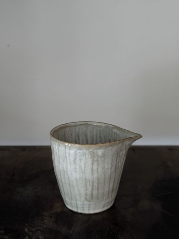 吳慧芳 ｜線條灰 茶海 《形式之外 Beyond Form》｜吳慧芳 個展
 
當器物不再服膺傳統形式,
創作的秩序,是否能從土裡自由生長？
來自苗栗、深耕陶藝十五年的創作者吳慧芳,長年研習絞胎技法與釉色配製,於火與土之間累積數百次窯燒經驗。此次個展,她選擇放下過往熟悉的節奏與邏輯,以全新釉色與形式語彙,展開一次更靠近內在感知的創作轉身。