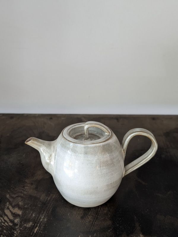 吳慧芳 ｜灰白絞胎 茶壺 《形式之外 Beyond Form》｜吳慧芳 個展
 
當器物不再服膺傳統形式,
創作的秩序,是否能從土裡自由生長？
來自苗栗、深耕陶藝十五年的創作者吳慧芳,長年研習絞胎技法與釉色配製,於火與土之間累積數百次窯燒經驗。此次個展,她選擇放下過往熟悉的節奏與邏輯,以全新釉色與形式語彙,展開一次更靠近內在感知的創作轉身。