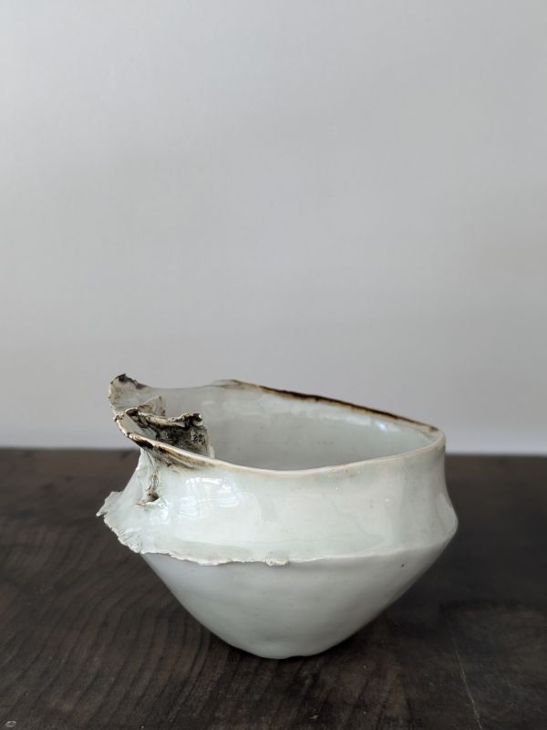 吳慧芳 ｜特殊破口 茶碗/水方-2 《形式之外 Beyond Form》｜吳慧芳 個展
 
當器物不再服膺傳統形式,
創作的秩序,是否能從土裡自由生長？
來自苗栗、深耕陶藝十五年的創作者吳慧芳,長年研習絞胎技法與釉色配製,於火與土之間累積數百次窯燒經驗。此次個展,她選擇放下過往熟悉的節奏與邏輯,以全新釉色與形式語彙,展開一次更靠近內在感知的創作轉身。