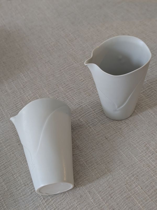 張慢 青白瓷茶海 作品多藉由輕柔小心的動作產生指向,在日常感知中搜尋相關記憶,以拆解與重組細微視角,梳理自然及現成物的輪廓與痕跡,讓他們變得輕盈自在、中性,保有更多空間自我詮釋。陶瓷僅是創作的媒材之一,無需限制於實用與非實用、工藝與藝術之間,作品的形成,即是我記錄生活的習慣與方式,人的記憶有限,瞬間記憶更是容易消散,我想將如同視覺暫留的種種,保留在生活當中。