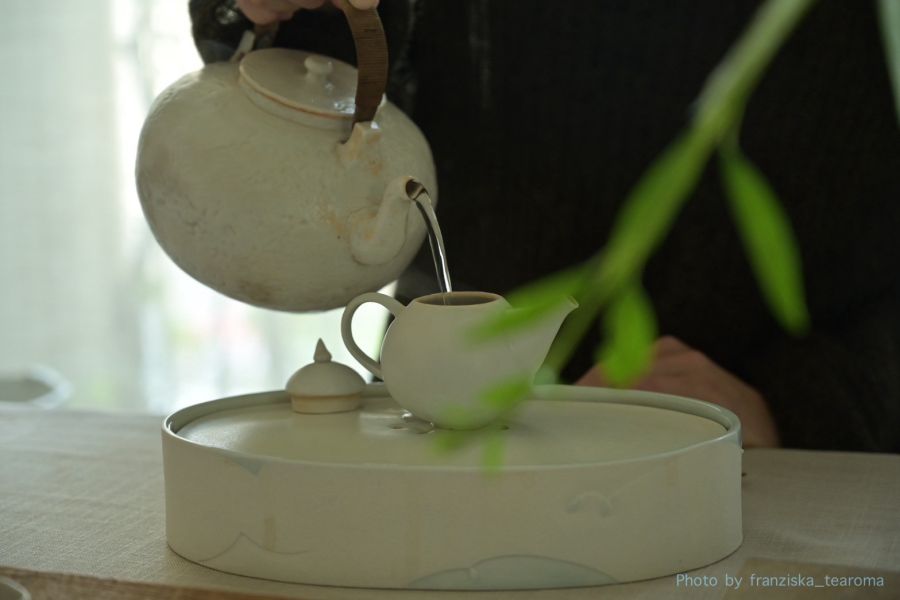 Lissom Note | 張慢個展 4/19~5/18 作品多藉由輕柔小心的動作產生指向,在日常感知中搜尋相關記憶,以拆解與重組細微視角,梳理自然及現成物的輪廓與痕跡,讓他們變得輕盈自在、中性,保有更多空間自我詮釋。陶瓷僅是創作的媒材之一,無需限制於實用與非實用、工藝與藝術之間,作品的形成,即是我記錄生活的習慣與方式,人的記憶有限,瞬間記憶更是容易消散,我想將如同視覺暫留的種種,保留在生活當中。