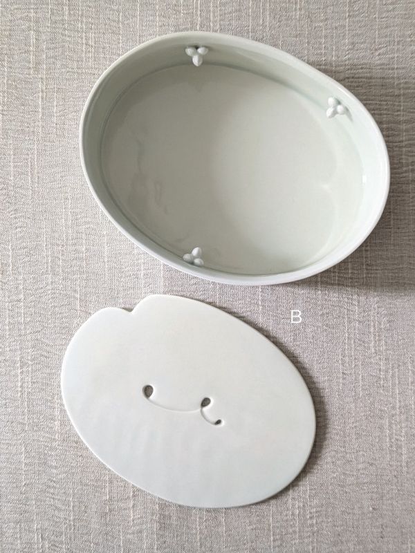 張慢 橢圓青瓷壺承/杯承 作品多藉由輕柔小心的動作產生指向,在日常感知中搜尋相關記憶,以拆解與重組細微視角,梳理自然及現成物的輪廓與痕跡,讓他們變得輕盈自在、中性,保有更多空間自我詮釋。陶瓷僅是創作的媒材之一,無需限制於實用與非實用、工藝與藝術之間,作品的形成,即是我記錄生活的習慣與方式,人的記憶有限,瞬間記憶更是容易消散,我想將如同視覺暫留的種種,保留在生活當中。