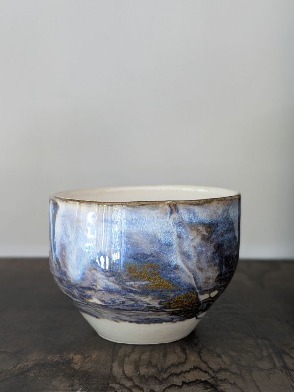 吳慧芳 ｜藍墨 茶碗/水方 《形式之外 Beyond Form》｜吳慧芳 個展
 
當器物不再服膺傳統形式,
創作的秩序,是否能從土裡自由生長？
來自苗栗、深耕陶藝十五年的創作者吳慧芳,長年研習絞胎技法與釉色配製,於火與土之間累積數百次窯燒經驗。此次個展,她選擇放下過往熟悉的節奏與邏輯,以全新釉色與形式語彙,展開一次更靠近內在感知的創作轉身。