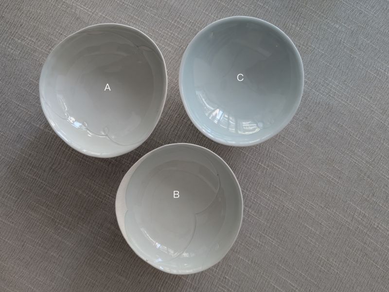 張慢 青瓷方足高台(亮光) 作品多藉由輕柔小心的動作產生指向,在日常感知中搜尋相關記憶,以拆解與重組細微視角,梳理自然及現成物的輪廓與痕跡,讓他們變得輕盈自在、中性,保有更多空間自我詮釋。陶瓷僅是創作的媒材之一,無需限制於實用與非實用、工藝與藝術之間,作品的形成,即是我記錄生活的習慣與方式,人的記憶有限,瞬間記憶更是容易消散,我想將如同視覺暫留的種種,保留在生活當中。